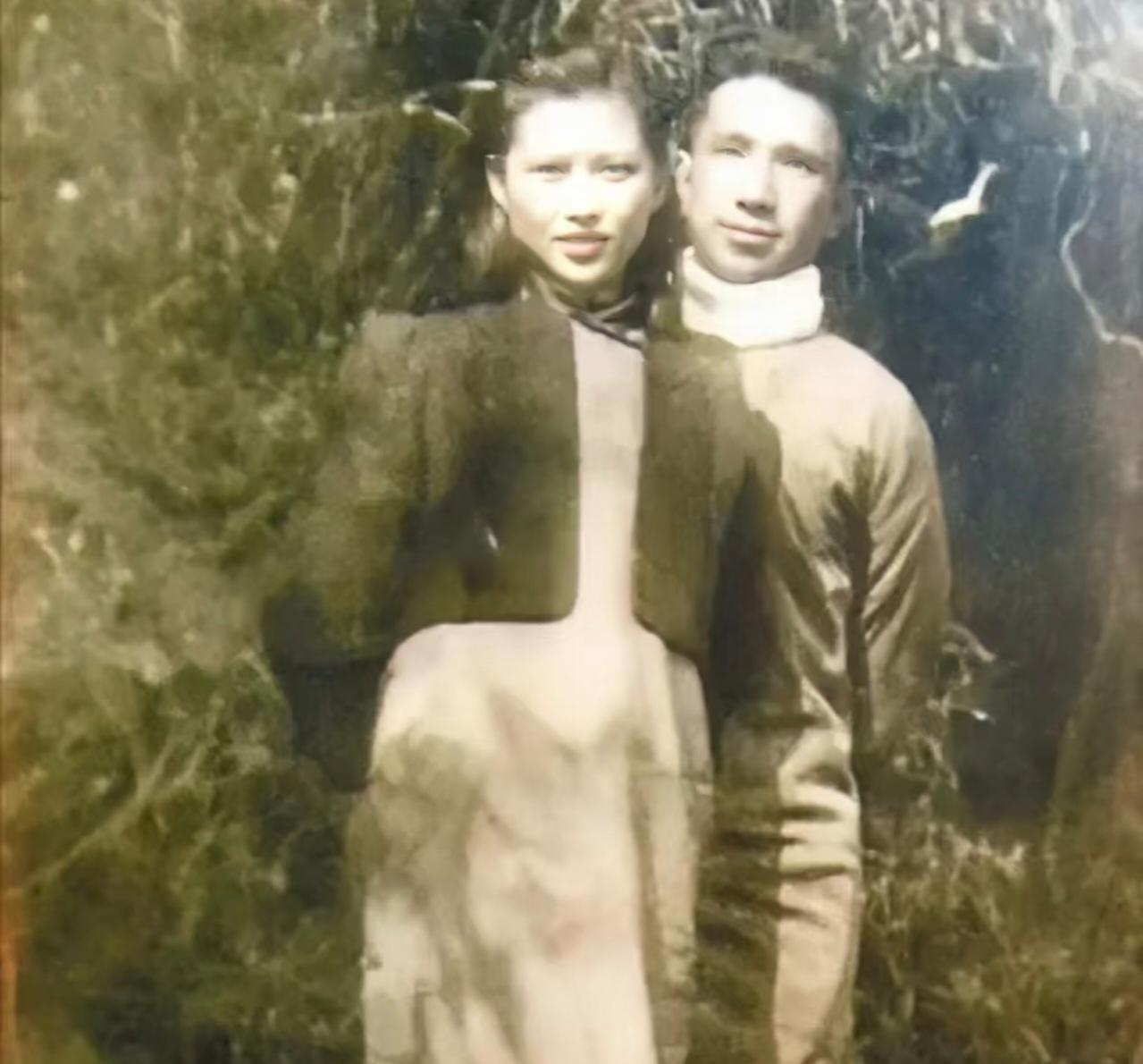 1950年，三野代司令员粟裕忙里偷闲，陪妻子楚青逛上海。行至一家咖啡馆，粟裕赞“