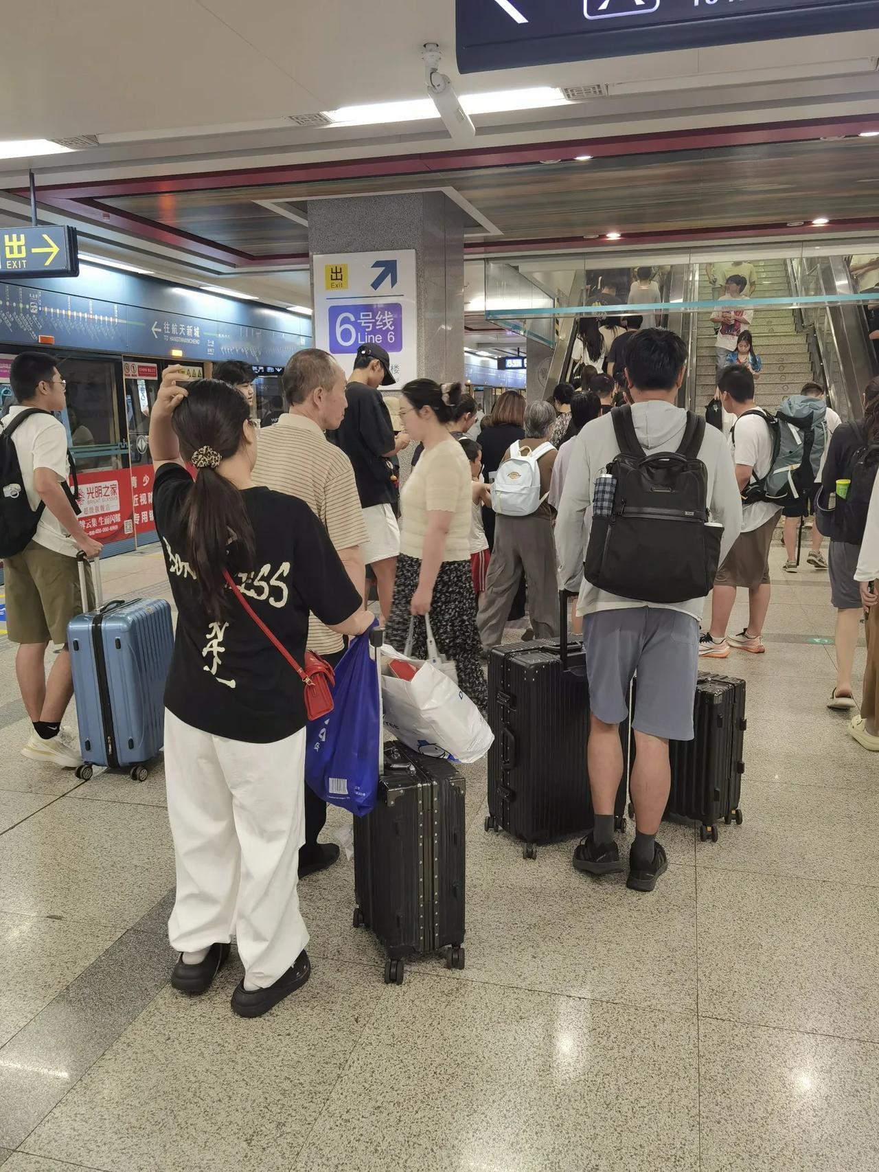 西安地铁暑期依旧火爆，周五早上9：20客流很大，难怪近日客流量重回全国第六，祝福