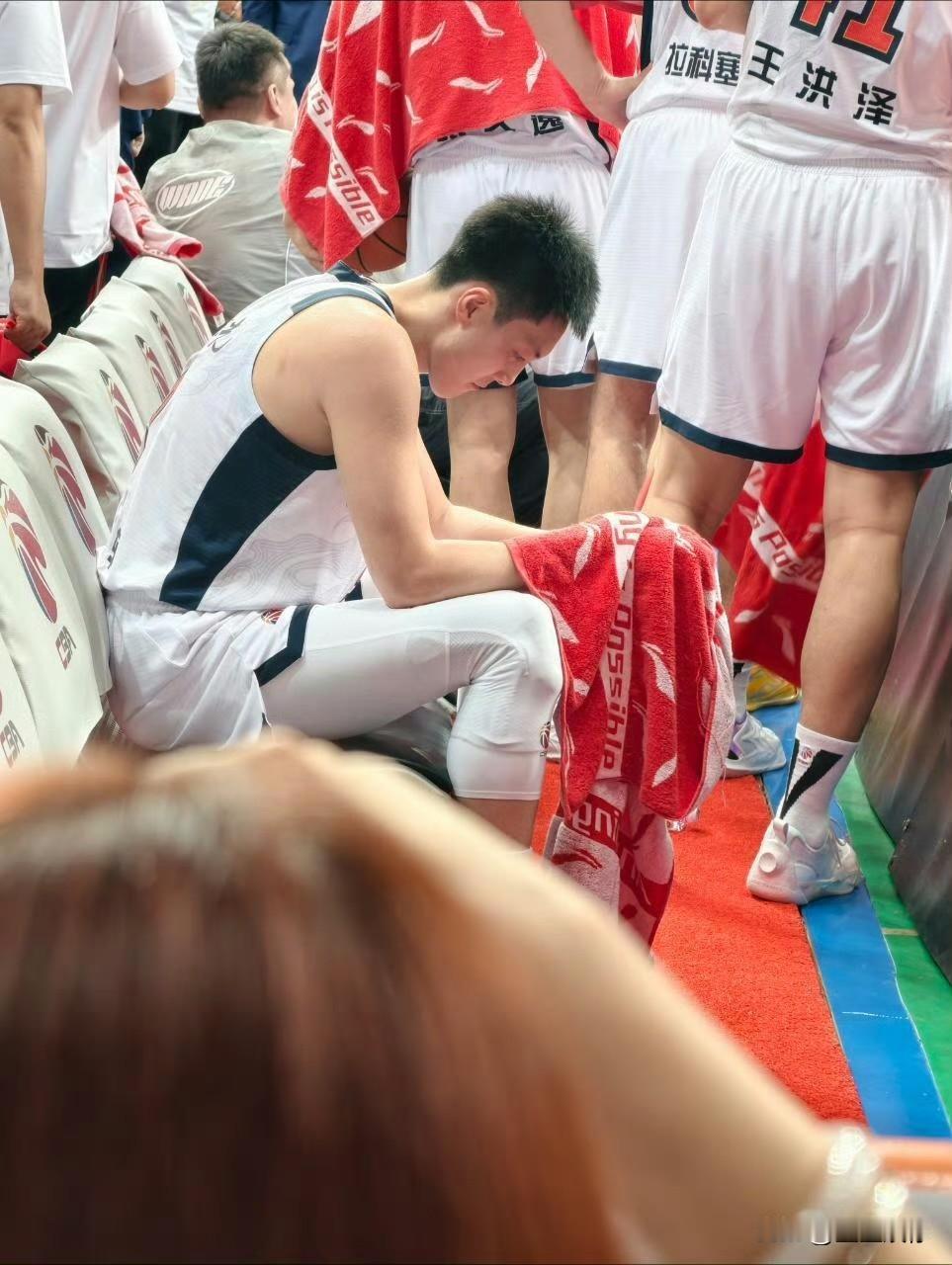 广东男篮的薪资结构，堪称本赛季CBA最讽刺的一幕。顶薪球员胡明轩状态断崖式下滑，