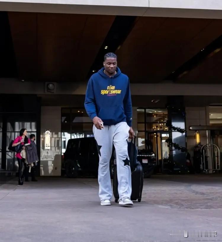 我强烈建议火箭中锋卡佩拉增加自己的出手次数！在今天火箭主场以100:97击败太阳