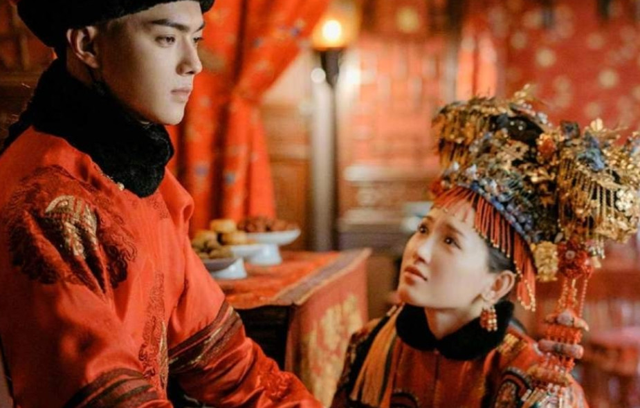1752年，乾隆趁傅恒在外打仗，偷偷的将傅恒夫人召入宫中，他一把抱住傅恒夫人，傅