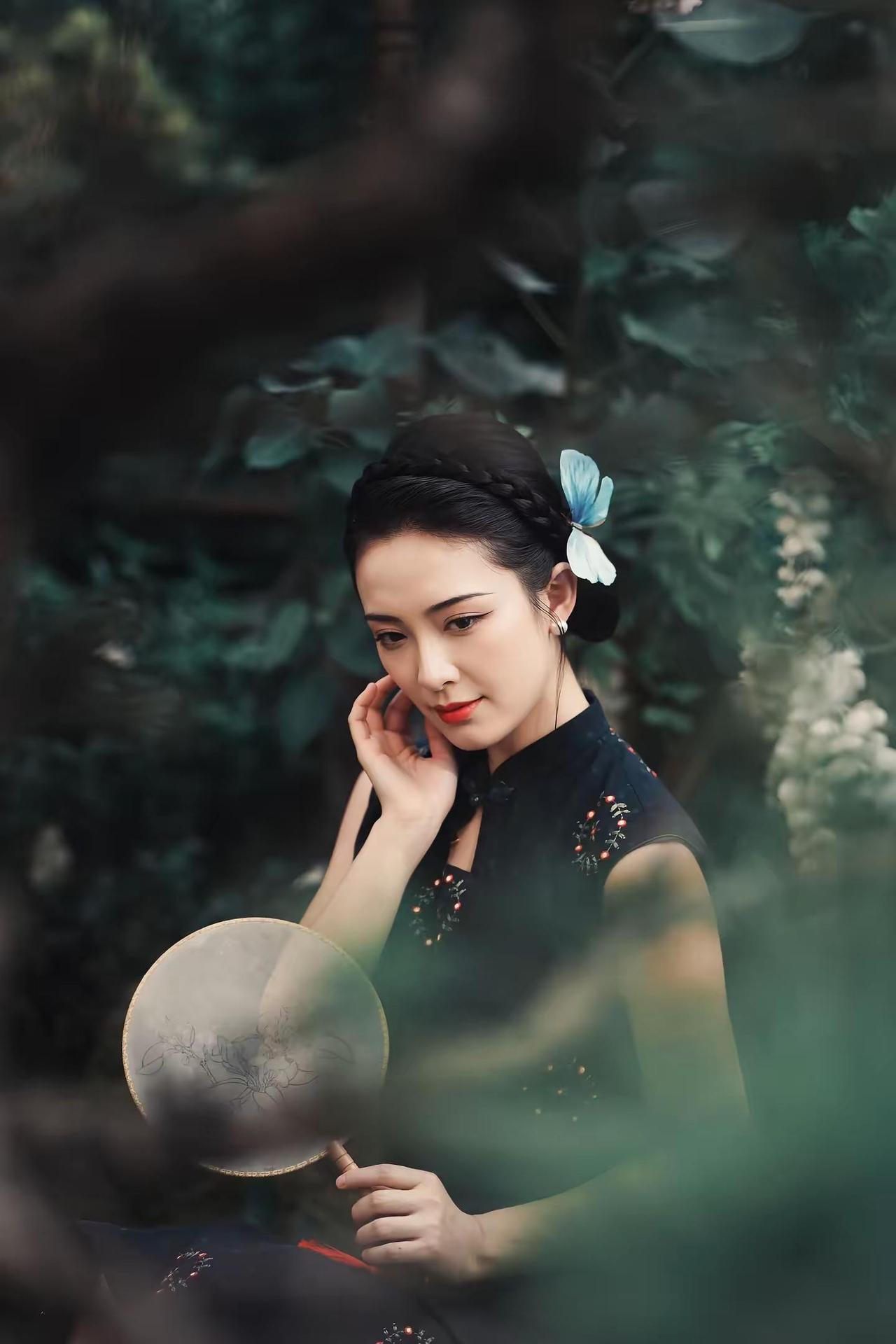 南墙冷落，竹烟槐雨。穿旗袍感受东方美旗袍美人东方美学