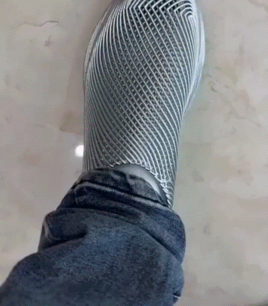 一小伙在网上晒出，自己用不锈钢丝自制的一双鞋子，因为好看又时尚引起了网友们的关注