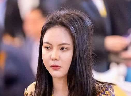 .再漂亮也没用！洪森忍痛撤掉神秘女子：身份曾令人大吃一惊！8月3日洪森通过媒体宣