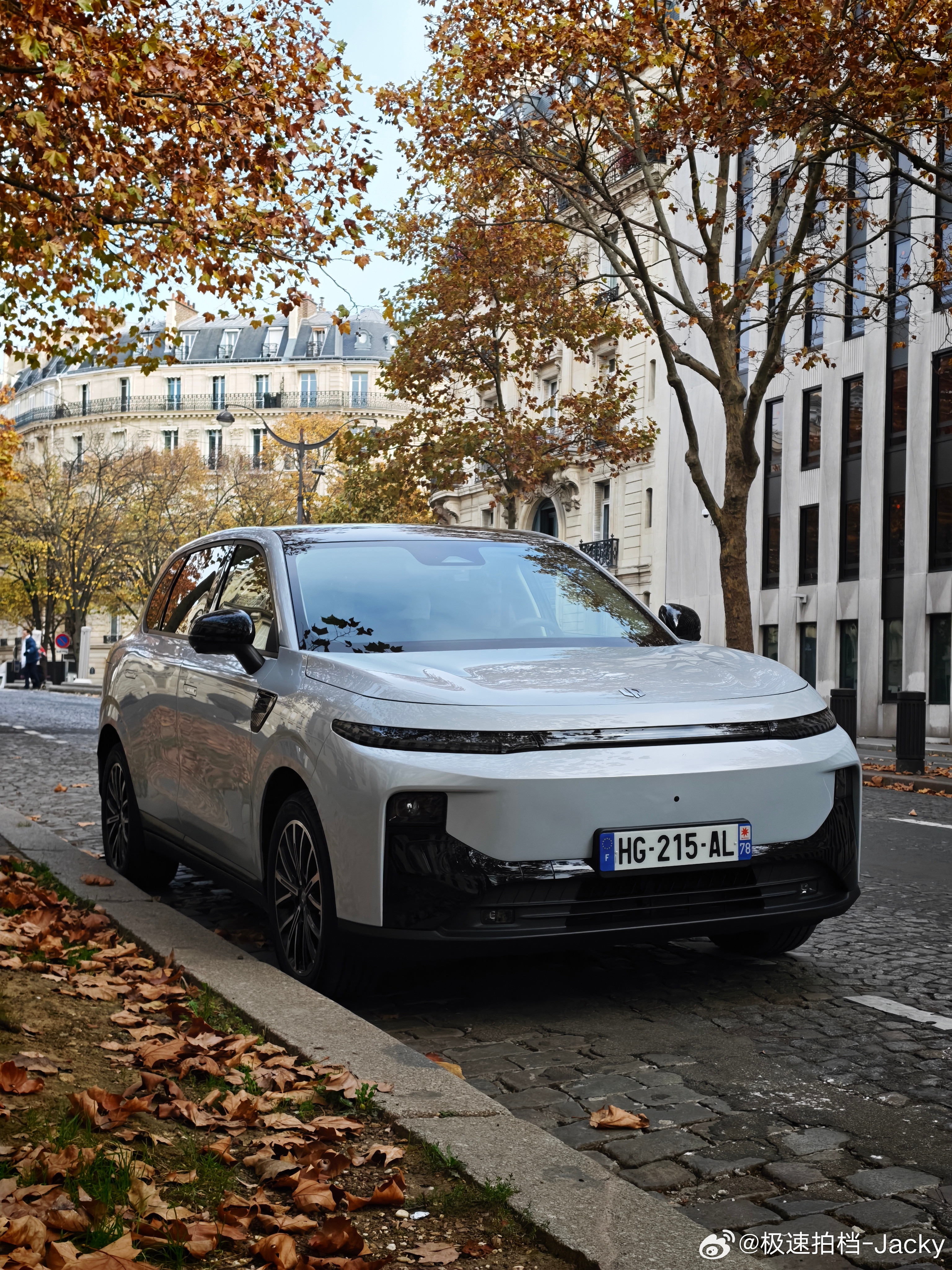 这几天巴黎开零跑B10代步。这是我第一次觉得一个城市，电动车的体验完爆汽油车10