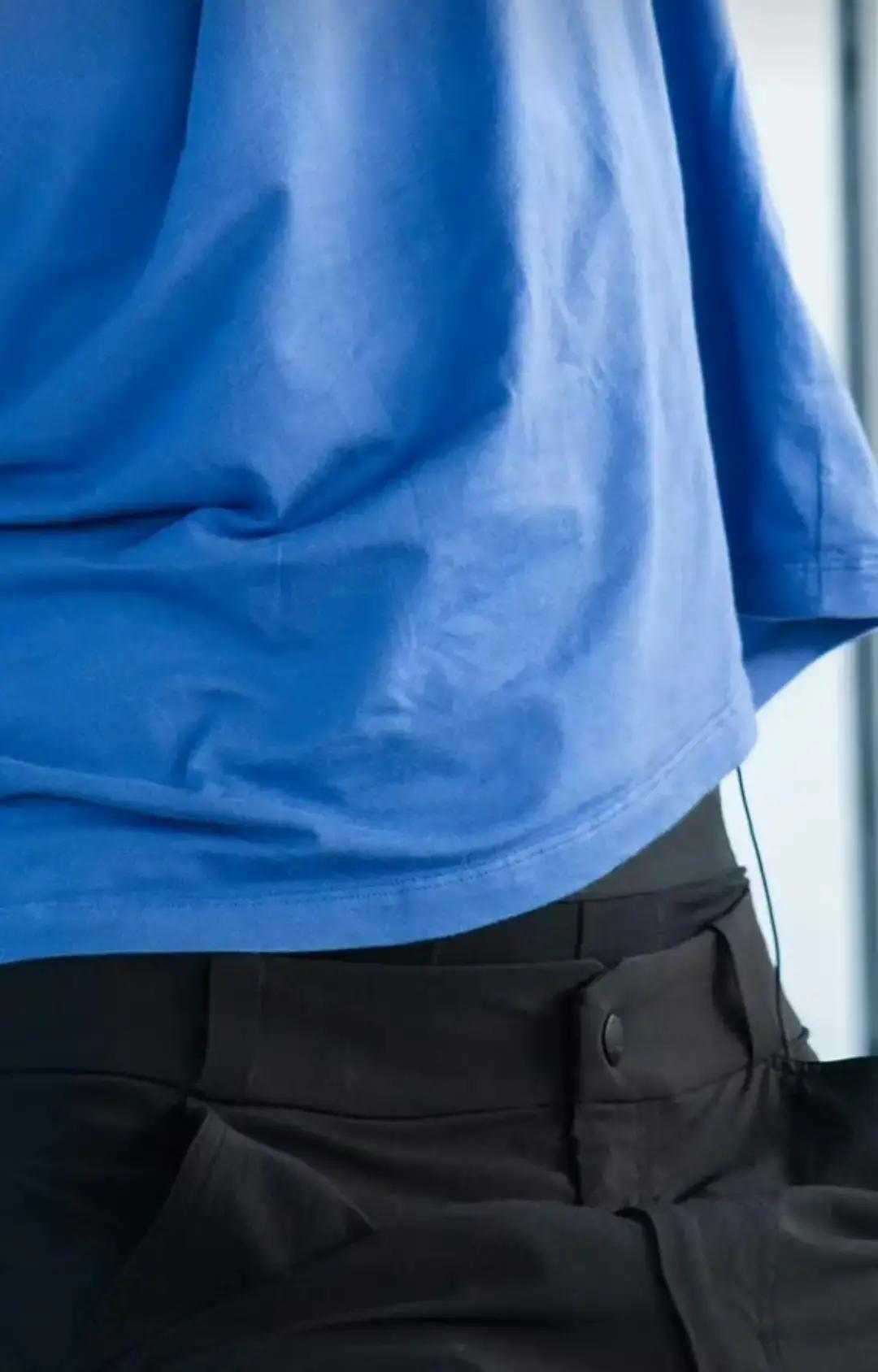 王一博没把裤子穿好，却让一个品牌赚翻了。昨晚他腰间闪过的三厘米金属光，不是失误