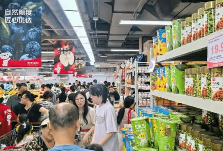 一位著名经济学家曾一语道破：中国消费之所以拉不动，根本症结不在于老百姓不愿花钱，