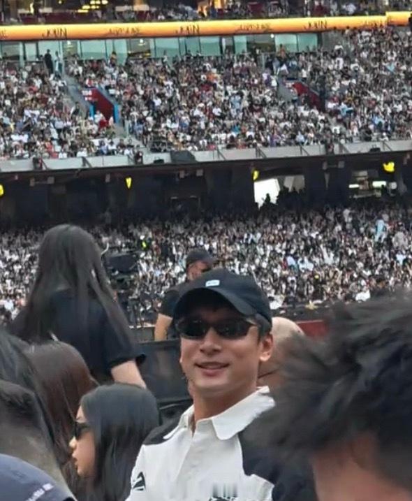 想问坐戚薇左边的左边和她们一起来的男生是谁？和李承铉好像！