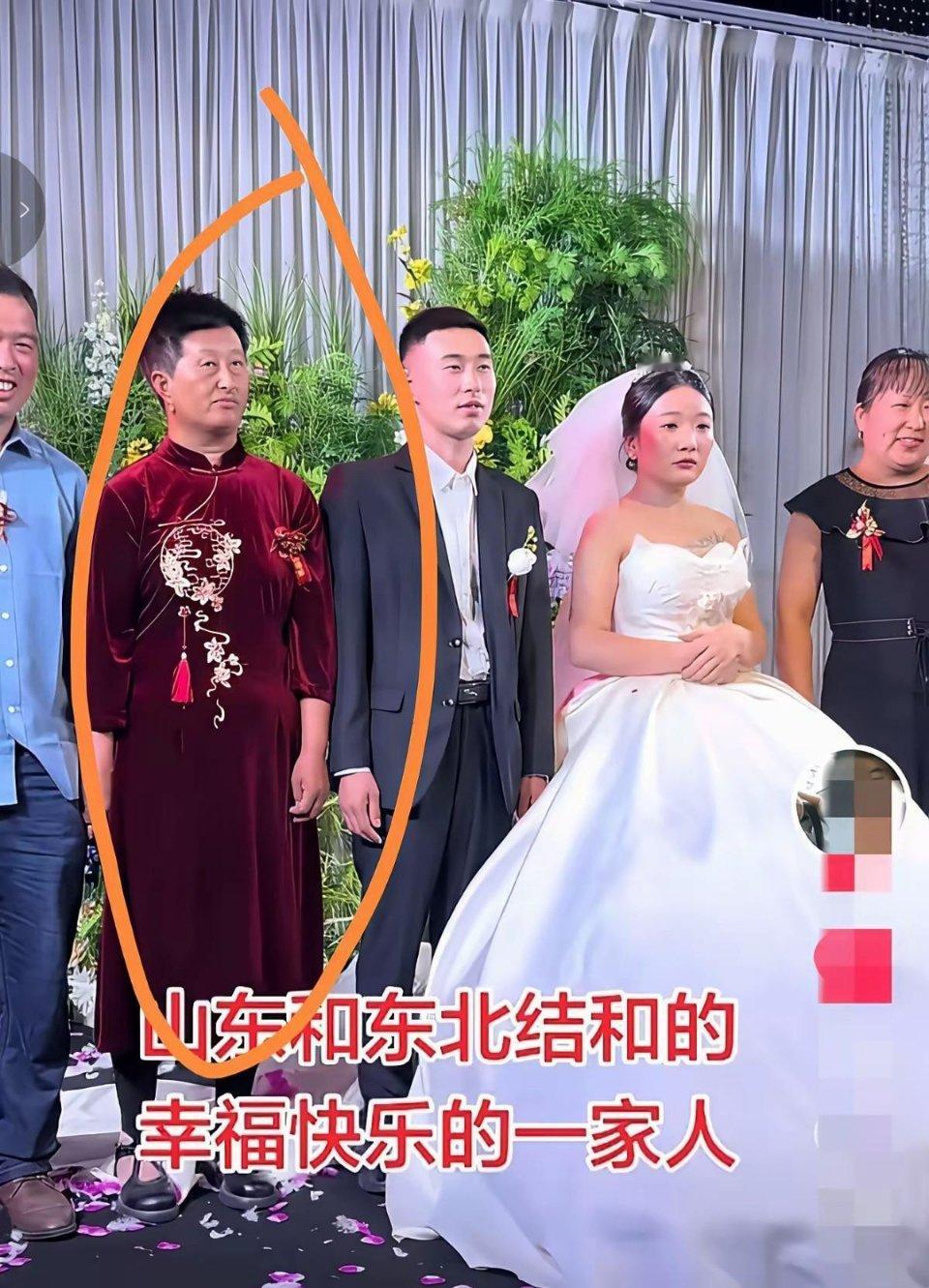 幸好她穿了旗袍，不然我都没认出她是婆婆。