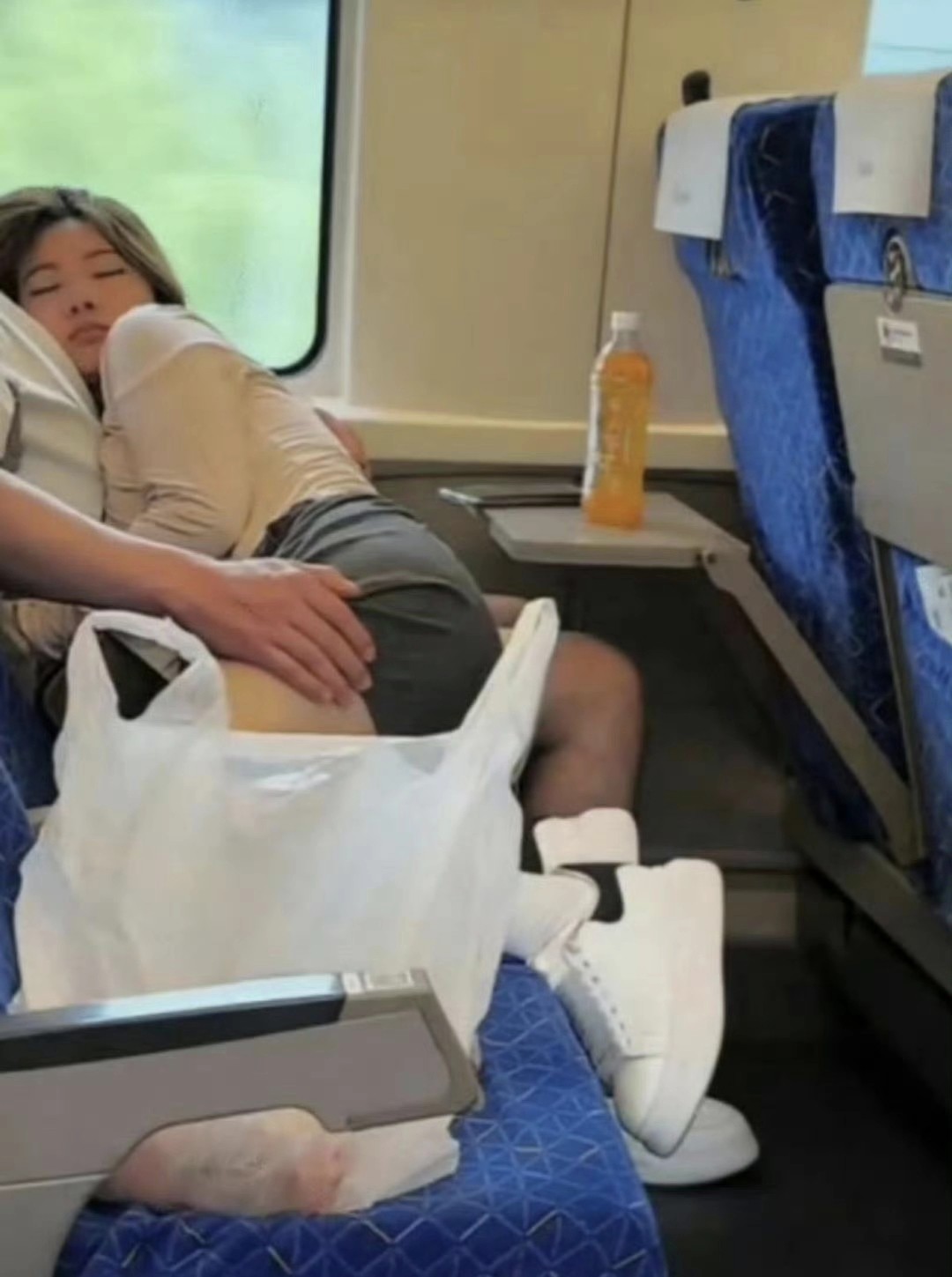 这么大个人了，在高铁上这样睡在男友身上不合适吧？