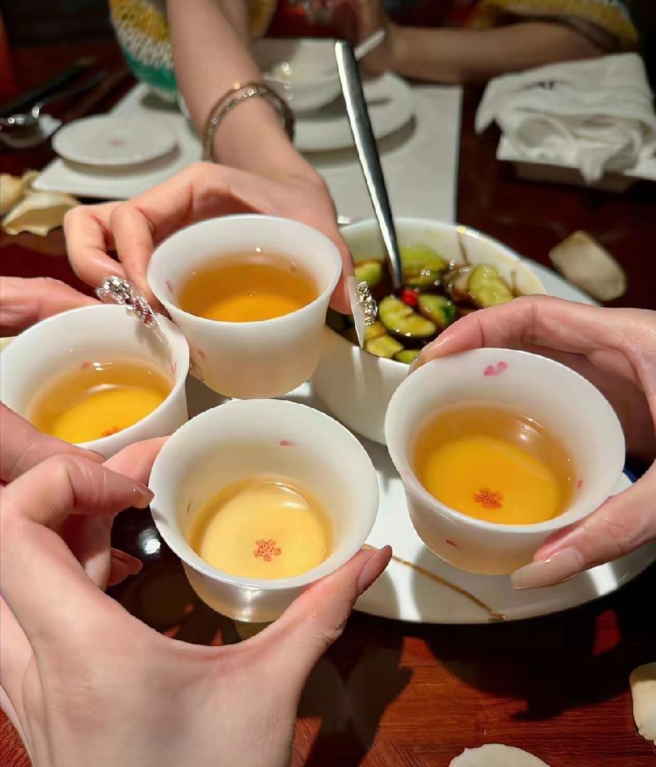 我闺蜜现在还搁家躺着呢，肋骨断了，手指头肿得跟胡萝卜似的。谁打的？她亲外甥，三十