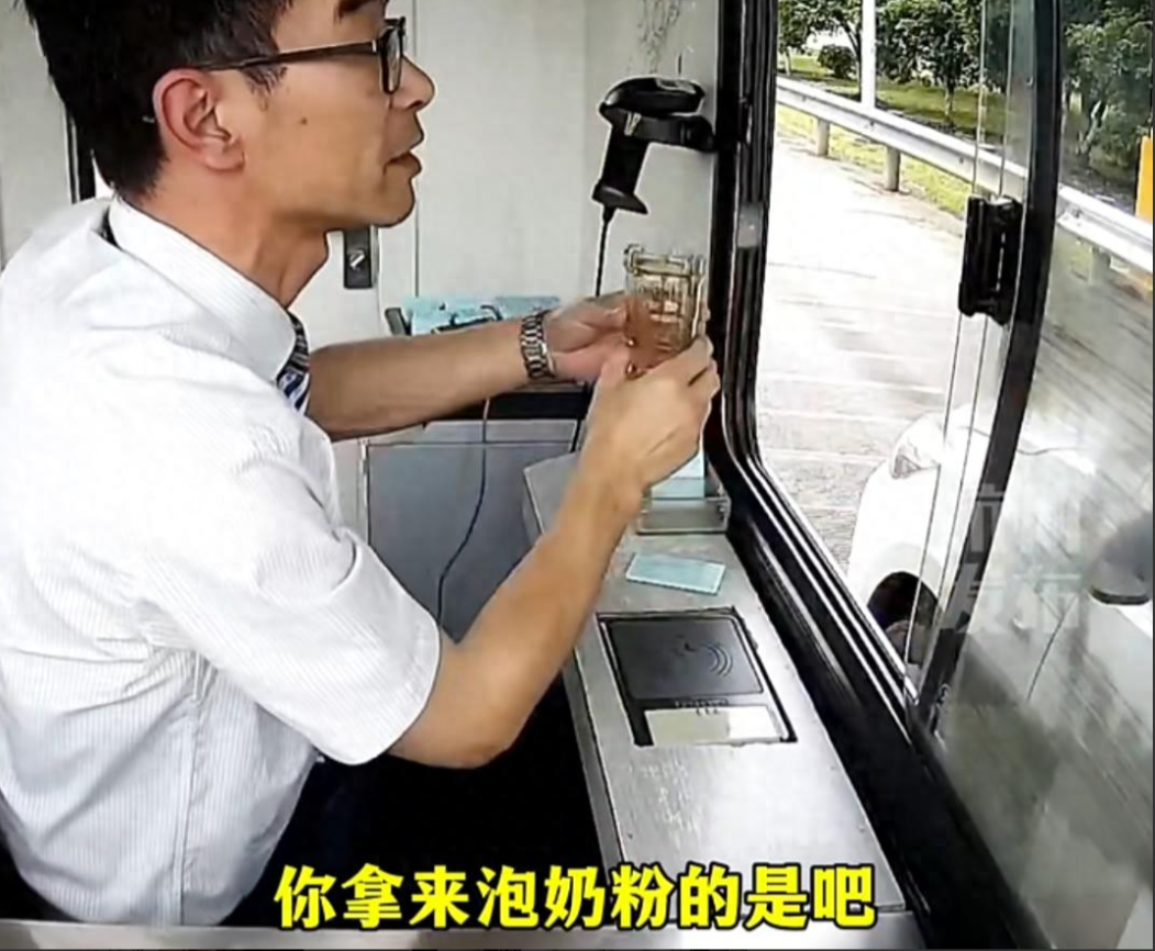 这个男收费员“火”到了人民日报！既不是因为身高，也不是因为长相吸引大家注意，而是