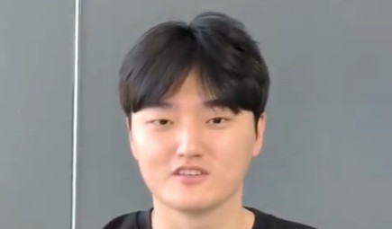 T1粉丝热议Peyz签了三年: 三星不要的东西 在我们这签三年噢~