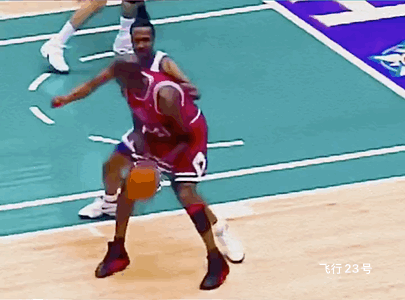 NBA是后仰跳投好看还是前仰跳投好看？图1、2是后仰跳投代表人物乔丹和科比。