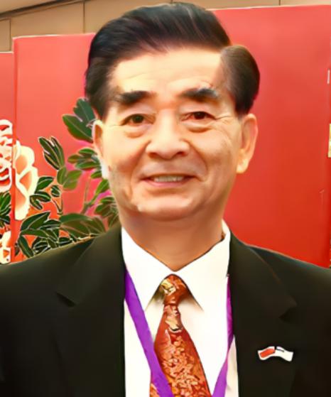 你敢信吗？一个被美国安插在中国潜伏了多年的间谍头子，居然是个天天笑眯眯、热心肠到