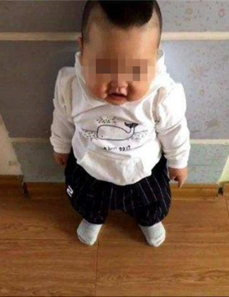 两岁男孩被宝妈罚站, 但男孩的做法让宝妈于心不忍!