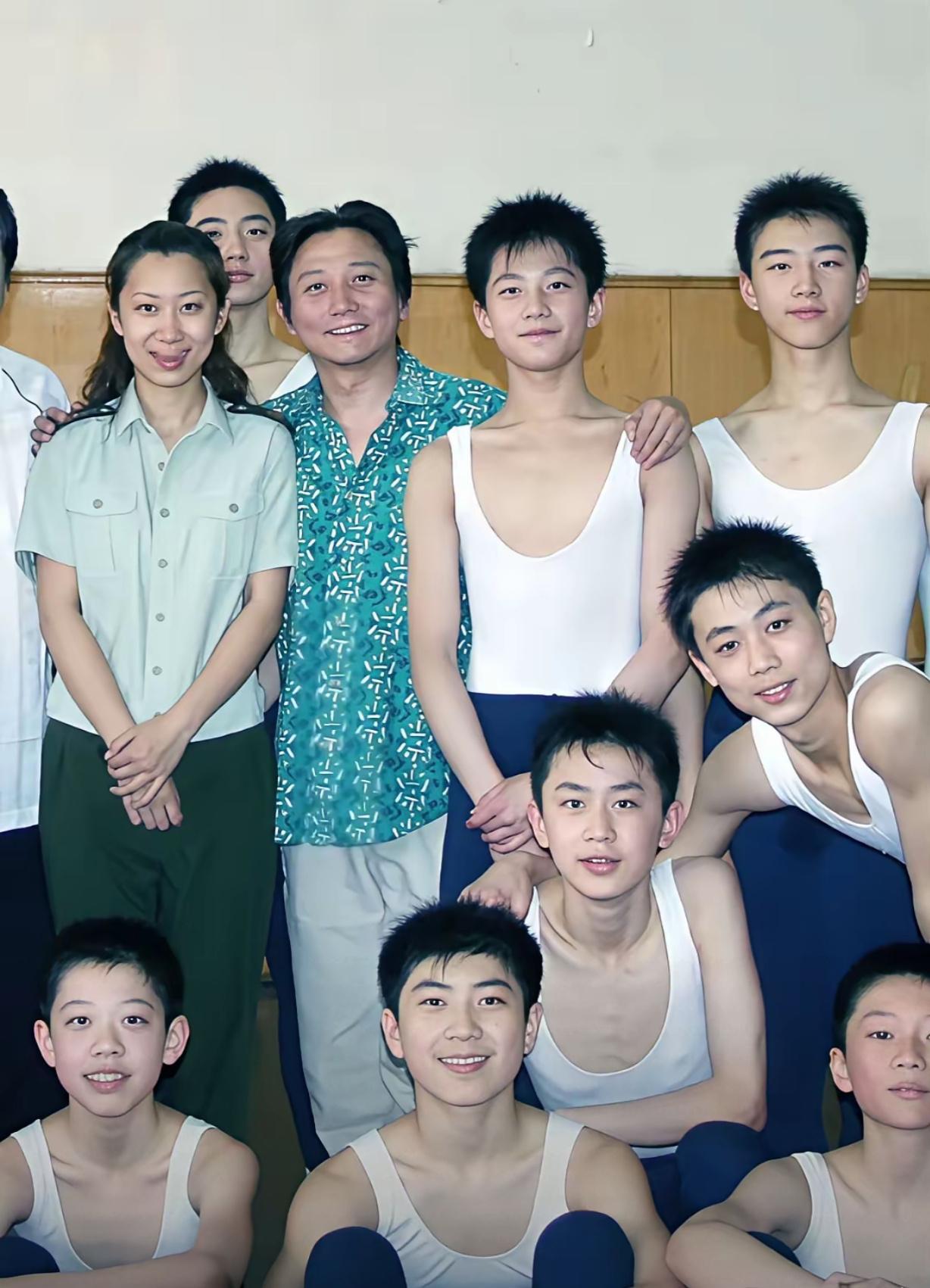 学生时期的杨洋，长得确实是眉目清秀，但是他旁边的同学长得也不赖​​​