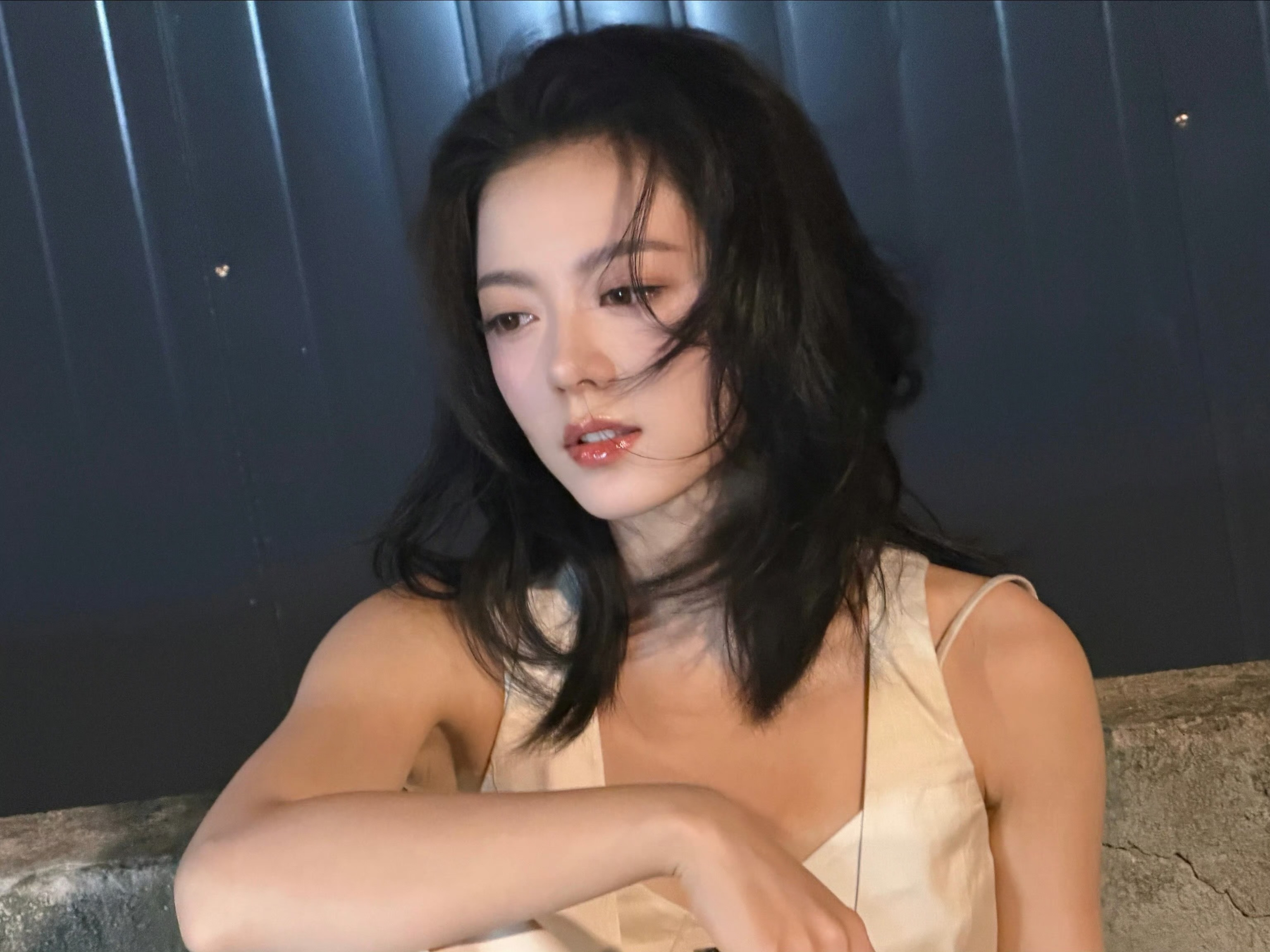 赵今麦一个女孩靠墙摆姿势，整个人状态松弛又时髦，完全没有硬凹的刻意感。赵今麦好美