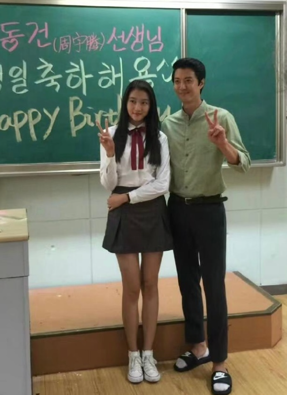 万万想不到，关晓彤也有小鸟依人的时候​​​