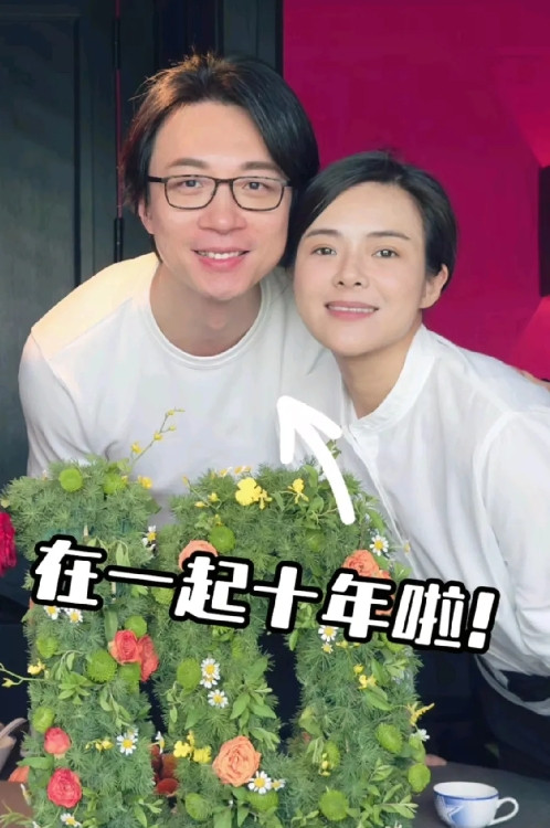 东方卫视主持一姐陈辰官宣和老公在一起十年了，照片上两人紧紧依偎，幸福甜蜜溢于言表