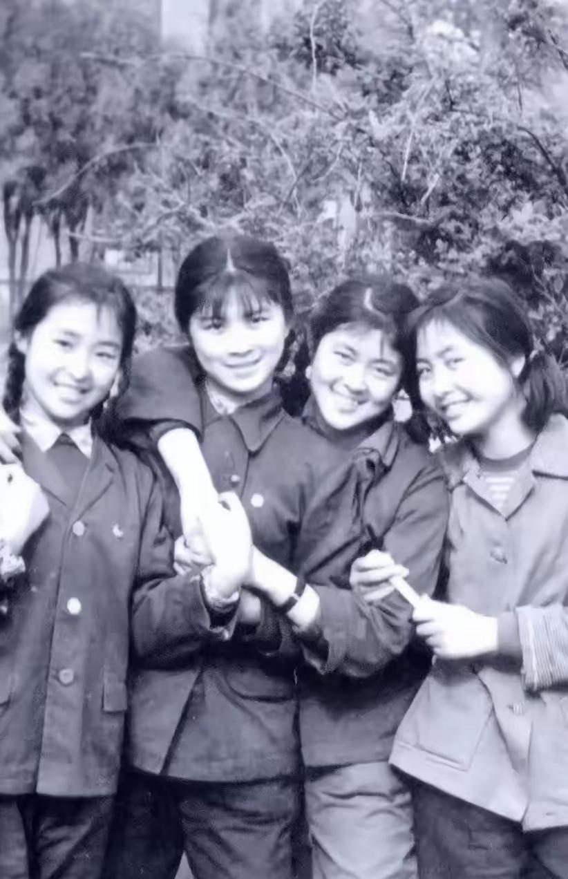 原来倪萍和迟蓬年轻时就认识啊。倪萍演了不少影视剧，两个人也没合作过吧，不过倪萍