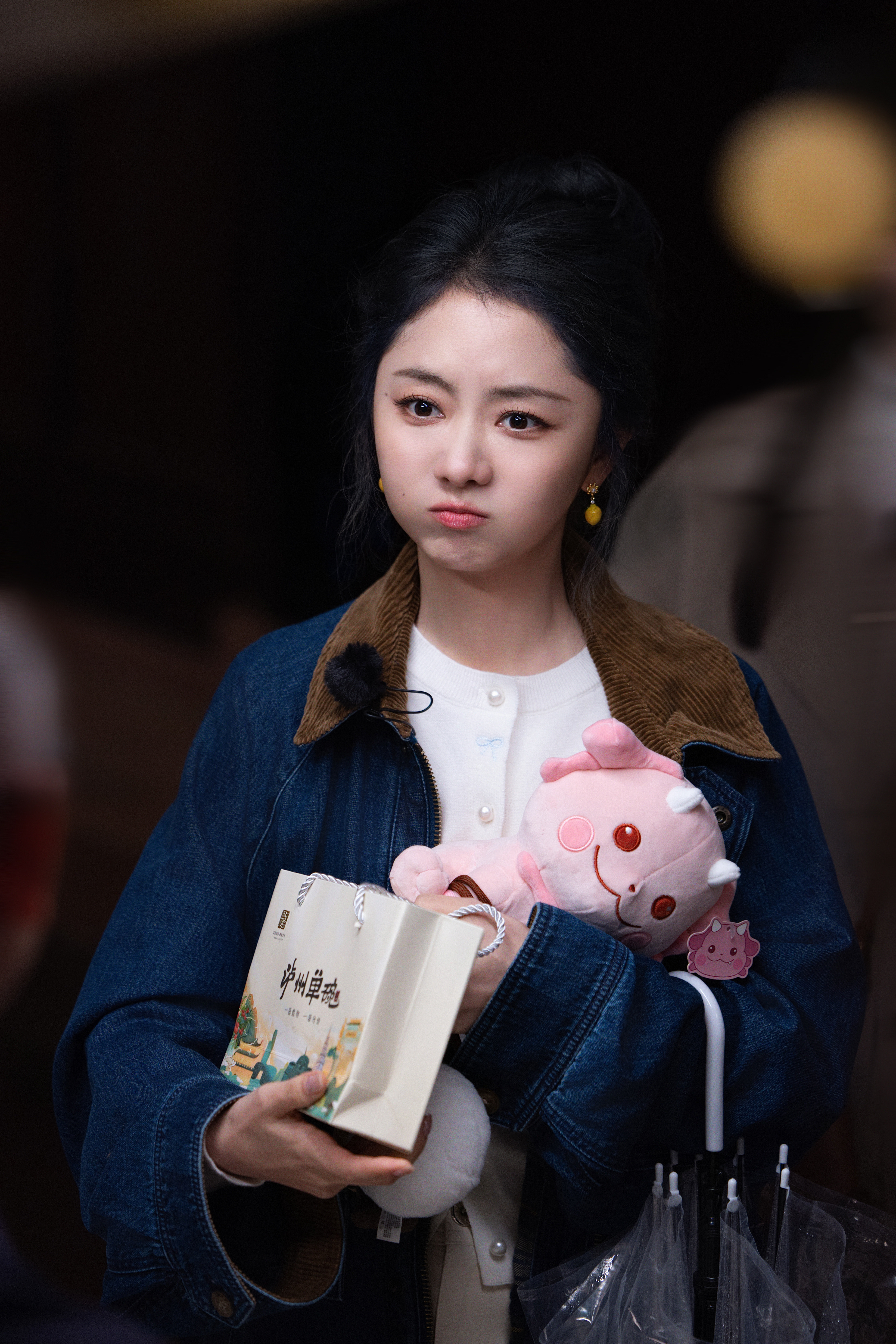 谭松韵☔️总台爱上这座城紫韵入画，一城烟雨朦胧。两小姐撑伞漫步家乡泸州，揽尽