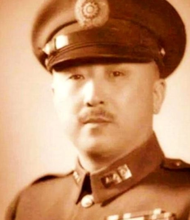 1942年春天的重庆，雾气里总混着火药和发霉的米袋味。卫立煌踩着参谋部吱呀作响的