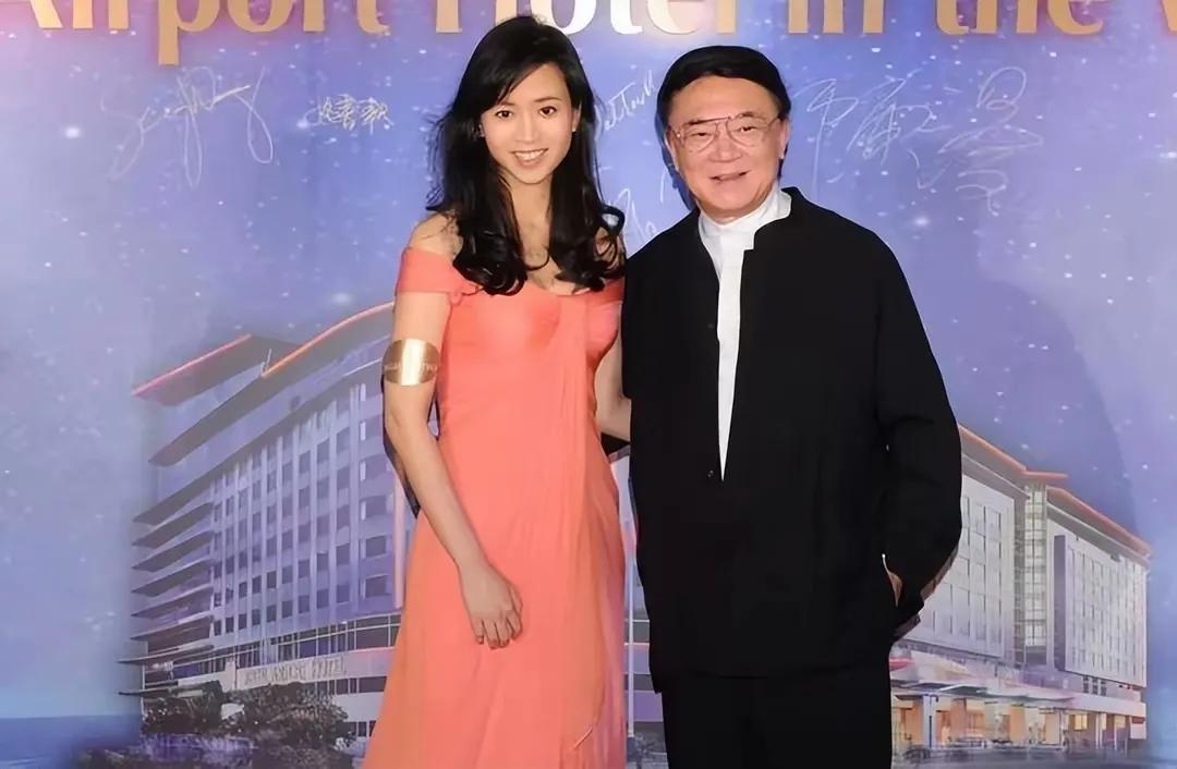 这个富家千金长得像明星，却没人敢追。罗宝文是罗鹰石家族的第三代，父亲是香港“酒