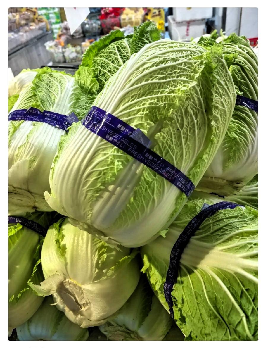 早上去超市买菜，大白菜搞活动。服务员大喊：“不能扒帮，不能扒帮。”一老