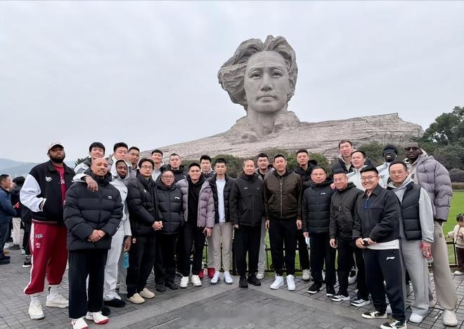 广厦今年休赛期只是对外援进行了调整，只要核心巴里-布朗还在，问题就不大。本土阵容