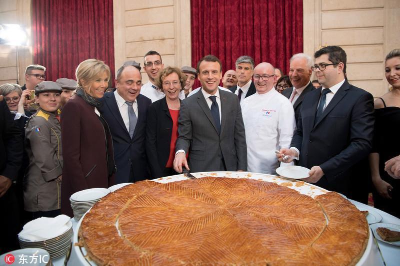 别人是画大饼，马克龙夫妇那是真吃大饼。这饼真大，大到见者有份。