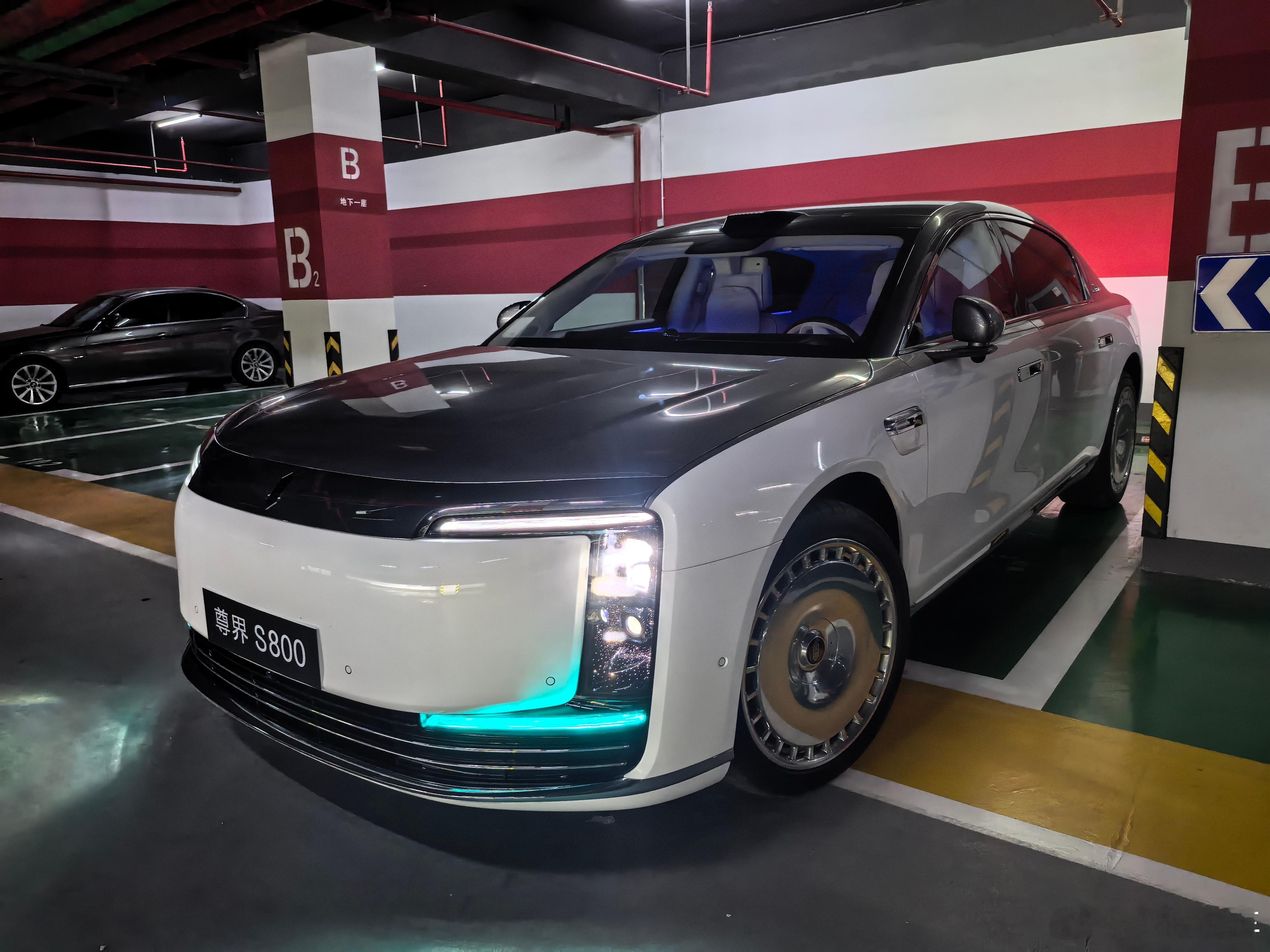 吃完饭回来停车，发现我的尊界S800悄悄更新了，抬头显示上有终点的小旗子🏁，