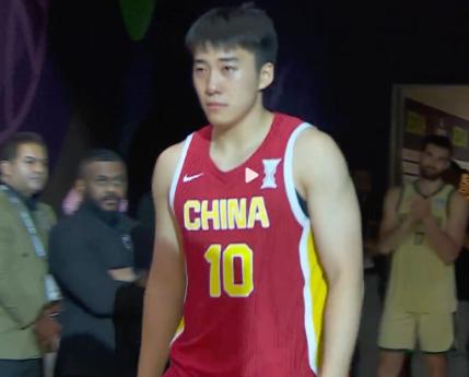 破案了！亚洲杯颁奖时王俊杰为何泪崩，胡金秋一番话“惹哭”了他 当澳大利亚队