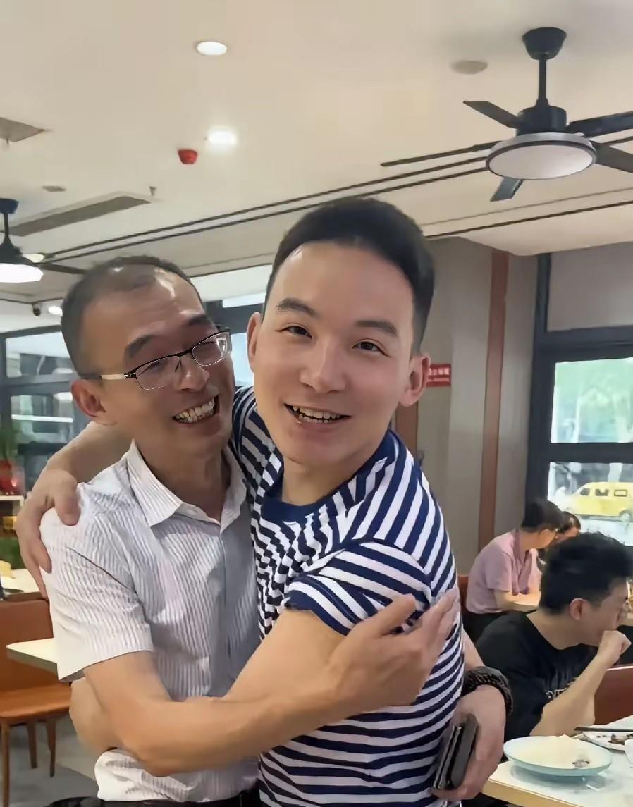 谢爸真的是太心急了等不及浩南来给他过父亲节，他和大妹直接空降浩南的学校来找儿子