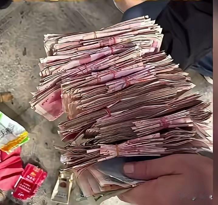 谁能想到无儿无女的80岁低保老人走后工作人员整理遗物时会集体红了眼?满屋子