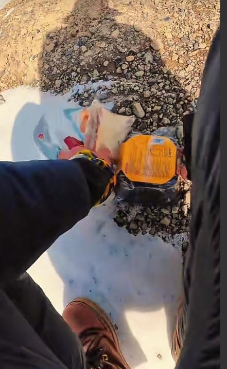 这才是最可爱的人！西藏，一骑行博主因三天大雪被困无人区，食物全部吃光。正蹲坐