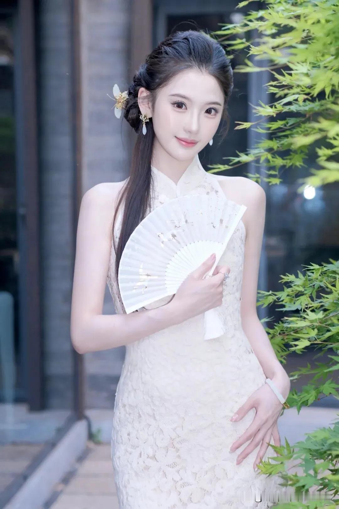 穿新中式旗袍，拿团扇，在绿意里笑一笑，今日份的温柔是国风给的呀！白裙仙子古风美