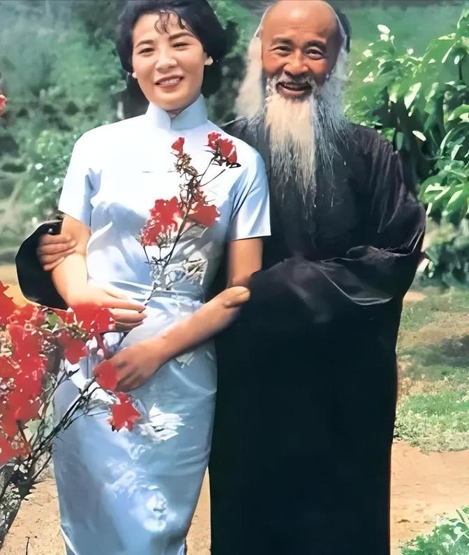 1947年，18岁的徐雯波，嫁给了闺蜜的爸爸，48岁的张大千。新婚夜，徐雯波又羞