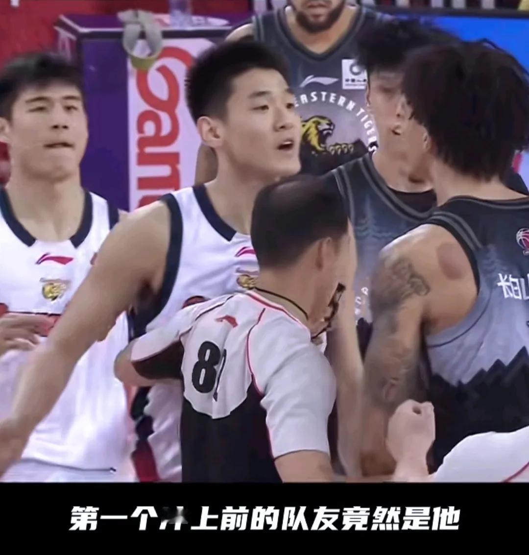 王洪泽和威尔逊。广东客场打吉林，小王哥和吉林大外威尔逊发生冲突，裁判各打两大板