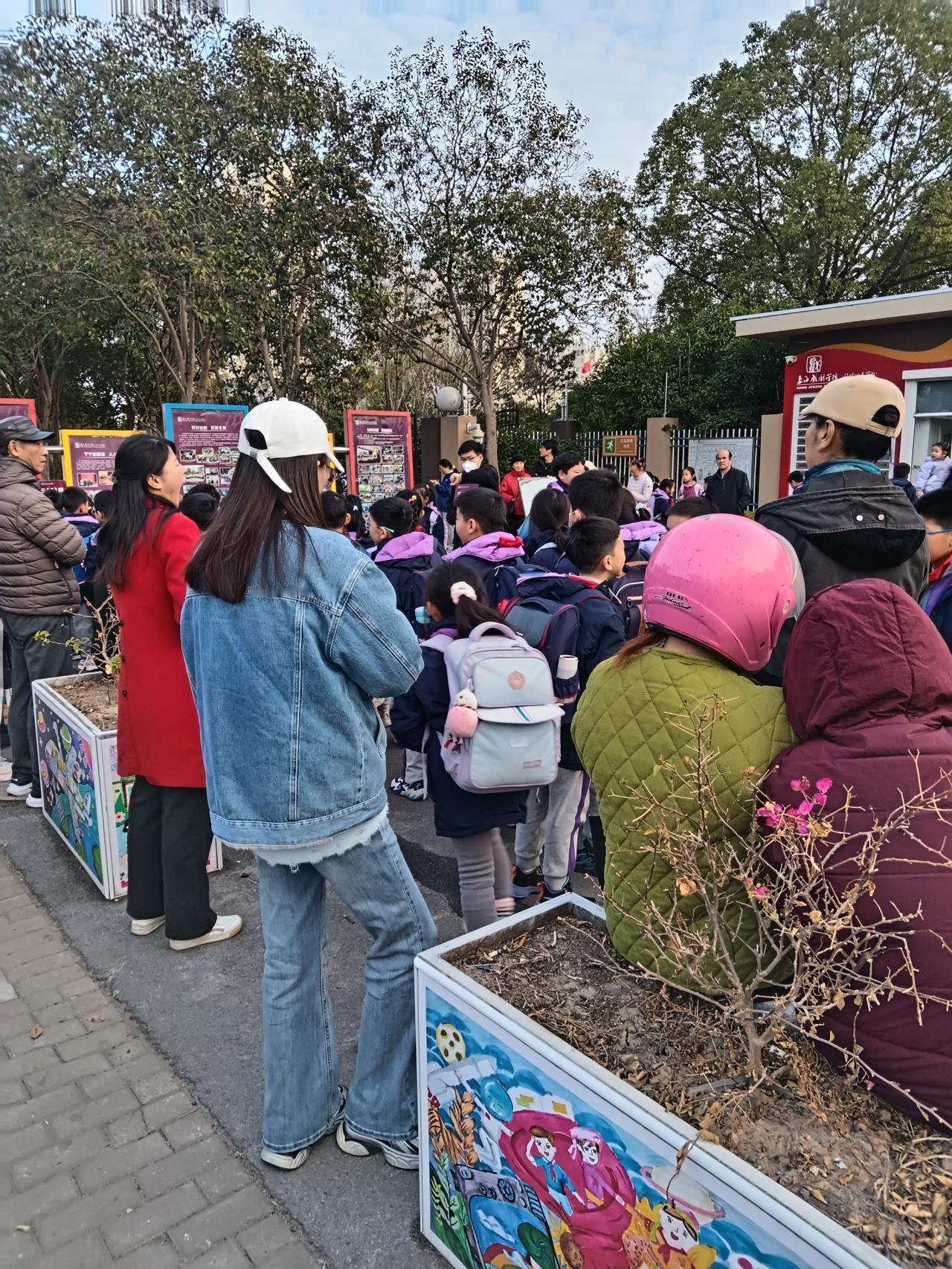 地段、地段、地段决定的不只是房价，还有颜值。在普通小学旁，站满了前来接孩子放