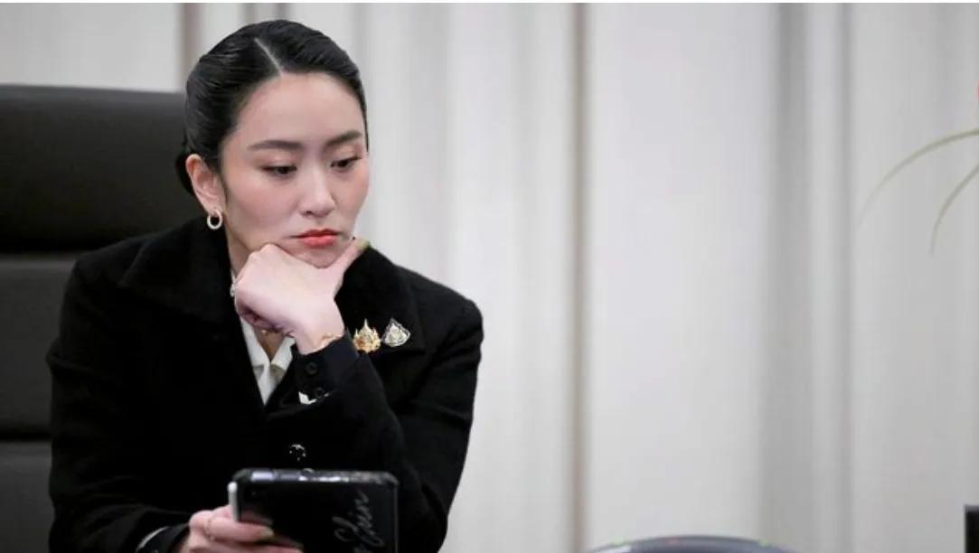 辩护关键时刻红衫军突然向佩通坦发难泰国“红衫军”领导人查图蓬指责佩通坦谈判失