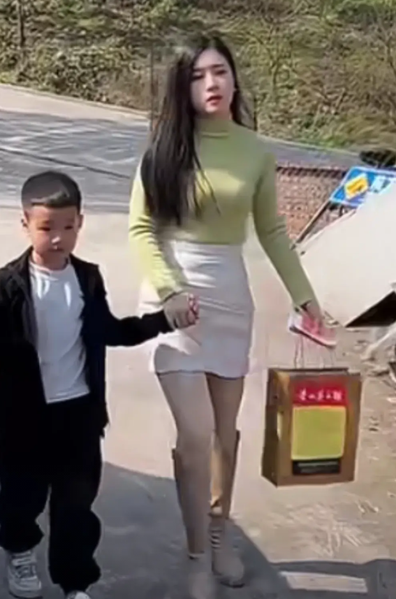 泪崩，离婚二年，相思二年，再见夫妻和儿子都哭成泪人，事因，夫妻离婚后，一人带一个