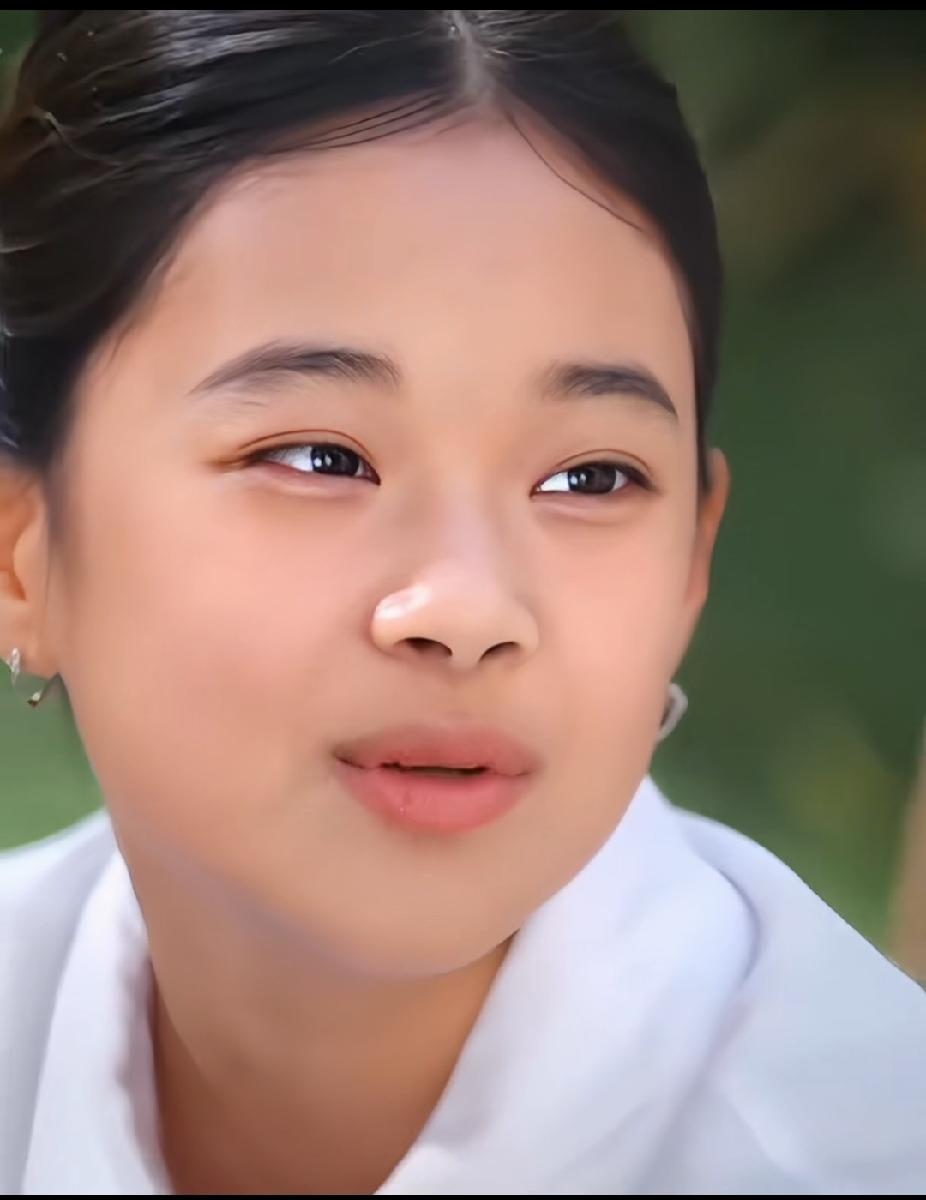 很多人都说，女儿大多会长得更像爸爸。可是看到梅婷女儿这组画面，真的忍不住惊叹。