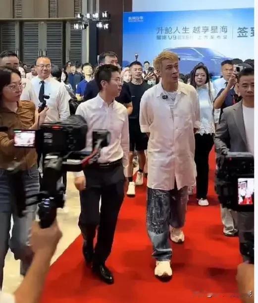 63岁影帝吴镇宇在广州出席活动，西装平头哥抢镜！近日，在广州出席活动的吴镇宇一头