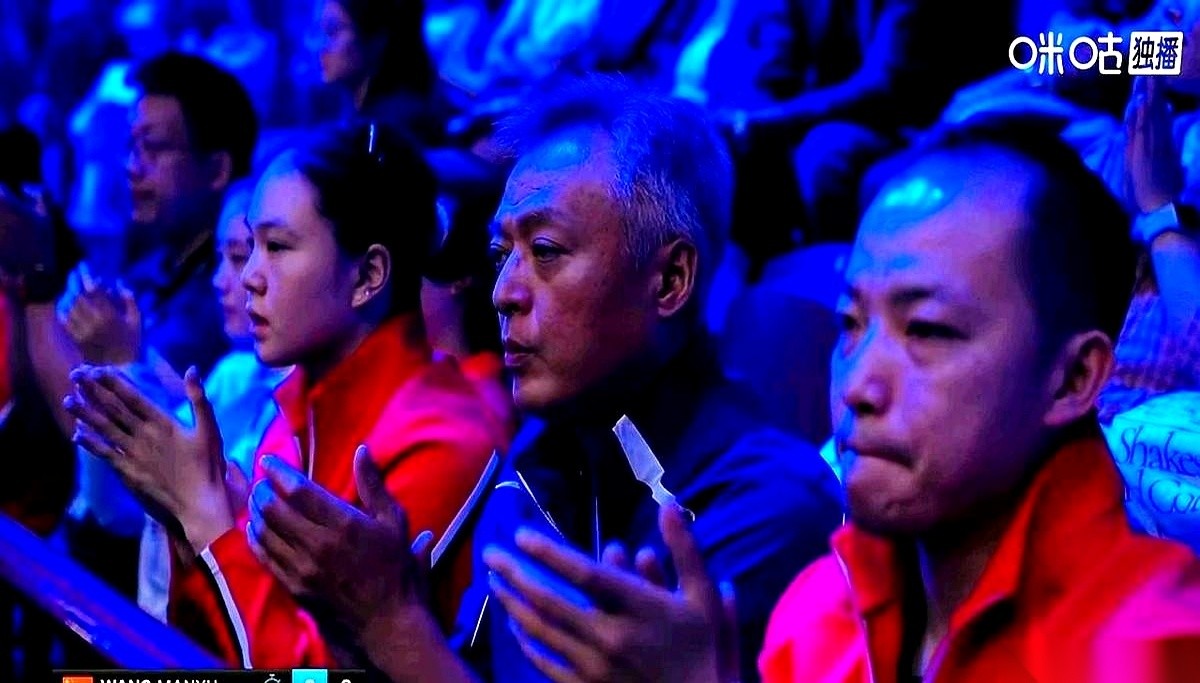 看王曼昱那场球，镜头扫到教练席，简直比场上还精彩。秦志戬总教练，稳如泰山，连眉毛都没动一下。可他旁边