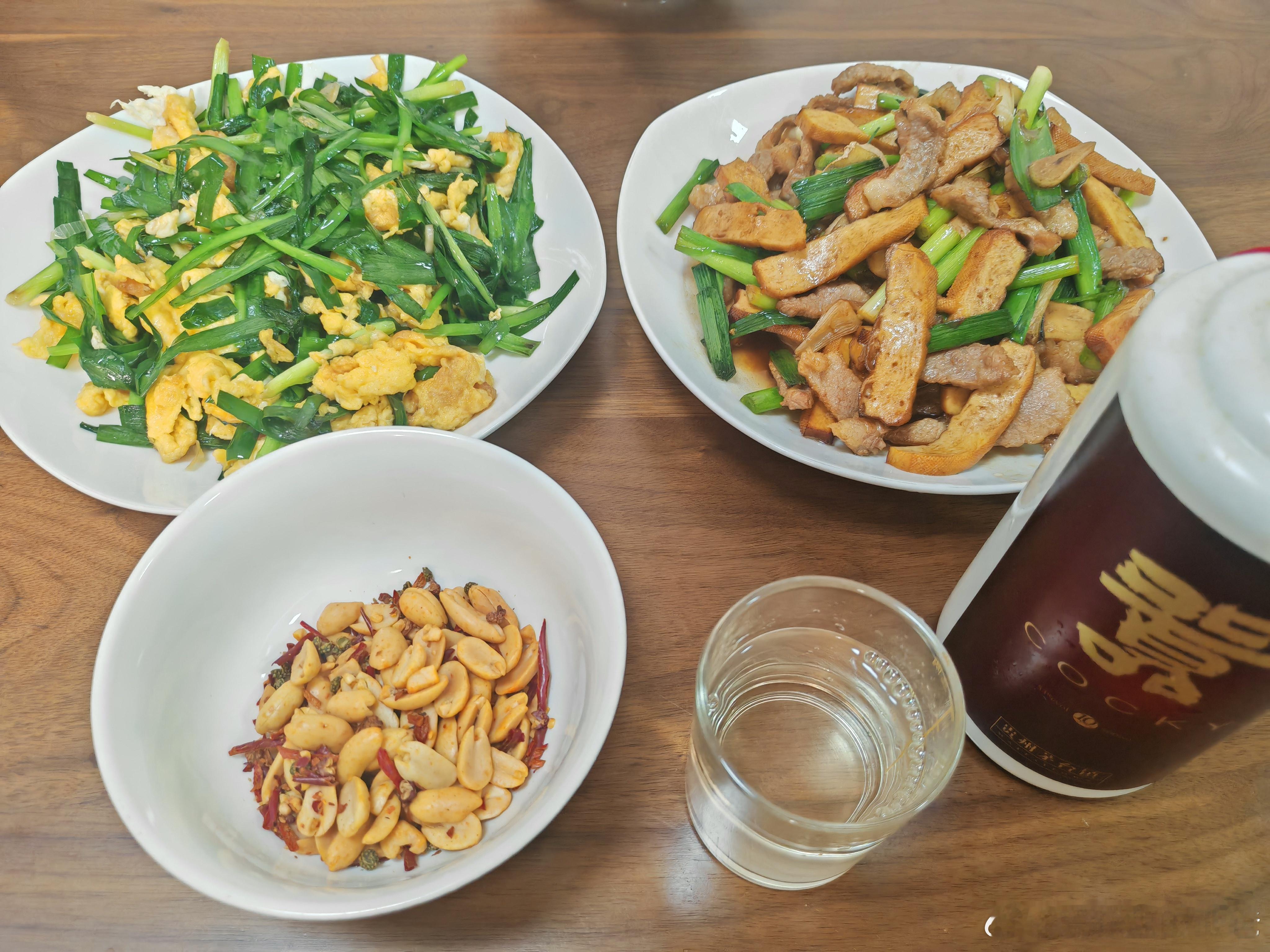 开饭了，喝点十几年陈酿，朋友送的，太柔了，不够强劲浓郁，不过也很舒服。人生苦短，