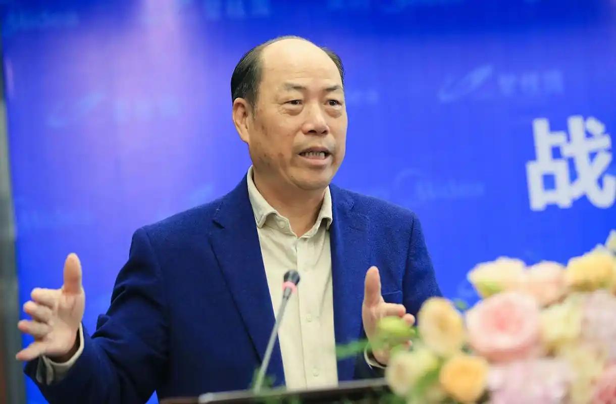 同样是欠了一屁股债，为什么碧桂园能平稳落地，恒大却把许家印送进了监狱？说句实话，