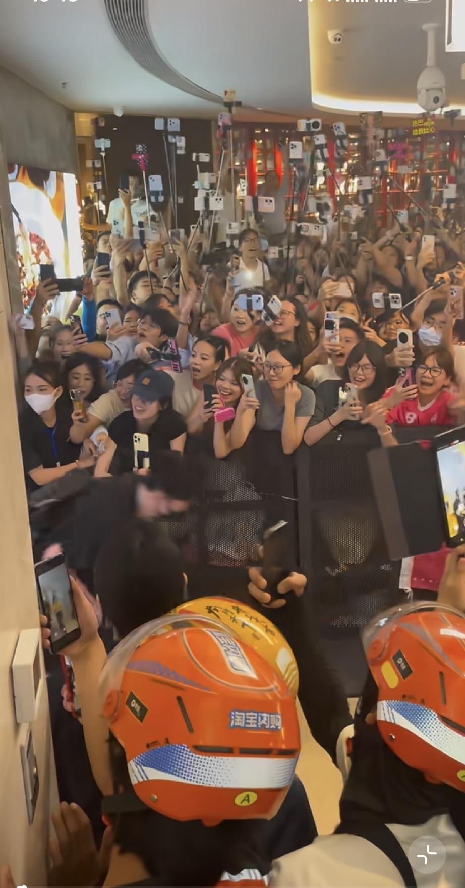 7月24日，迪丽热巴现身广州参加《功夫女足》路演，竟然火成这样，好多粉丝蹲守，但