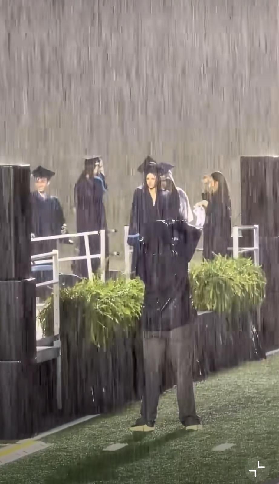 美国家长强烈不满学校暴雨中办典礼。学校暴雨中办典礼在外网引起热议！美国一百年