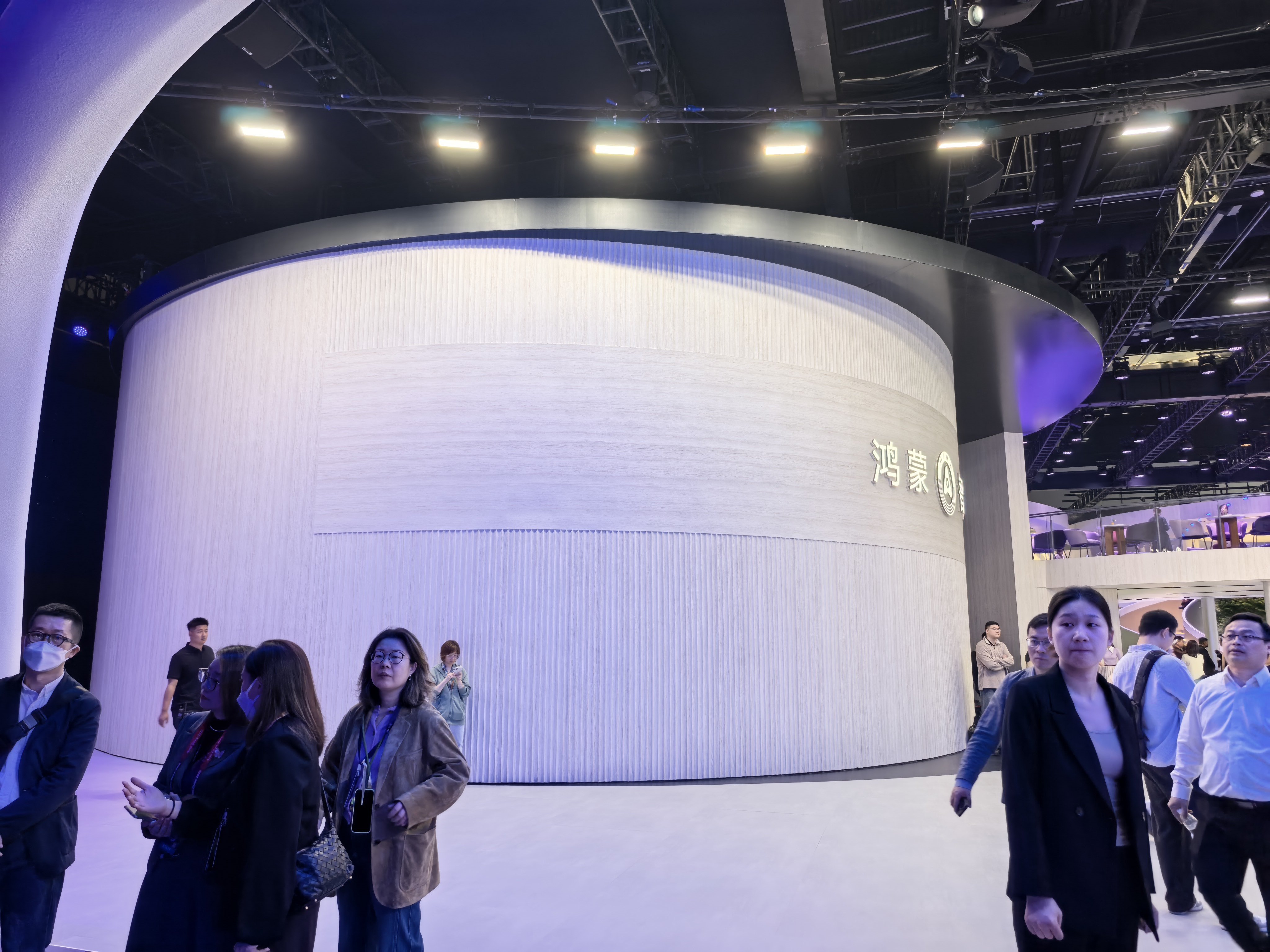 我猜这里面应该是享界SUV，但没叫我去